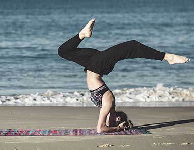Девушка в позе йоги вниз головой