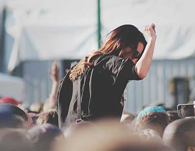Девушка на фестивале над толпой
