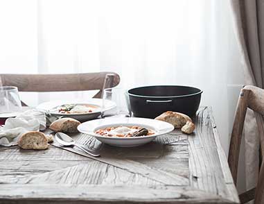 Готовые блюда на белом столе