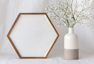 Белая подушка с рисунком на наволочке